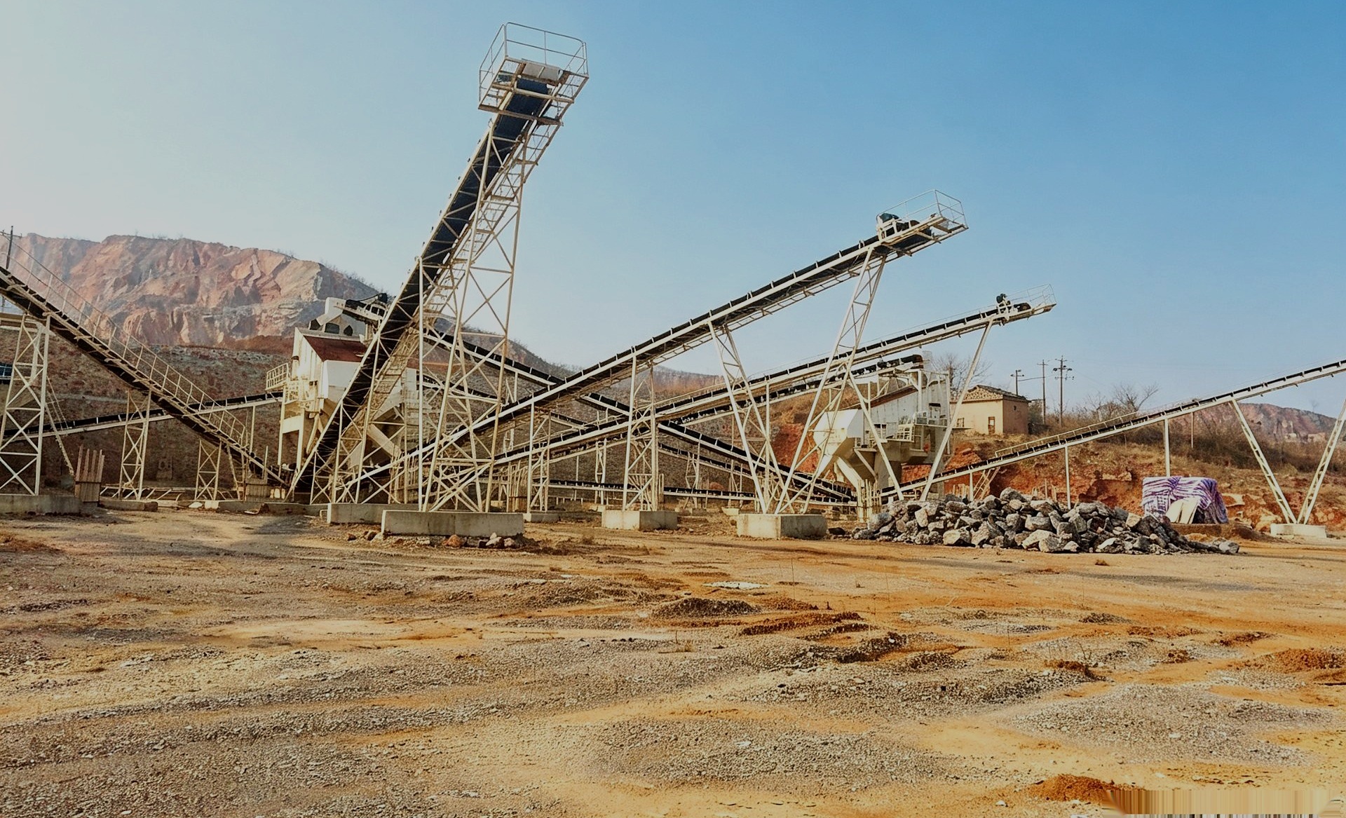 Aggregate crushing plant