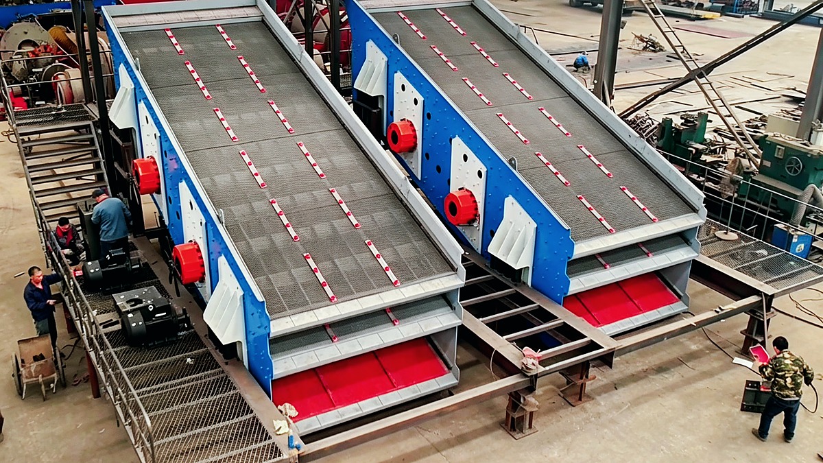 Double-deck vibrating screens in factory